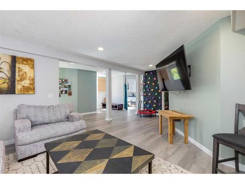 9-41124 Range Road 282, Rural Lacombe County, AB - Indoor Photo Showing Living Room