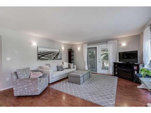 9-41124 Range Road 282, Rural Lacombe County, AB - Indoor Photo Showing Living Room