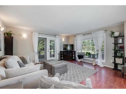 9-41124 Range Road 282, Rural Lacombe County, AB - Indoor Photo Showing Living Room