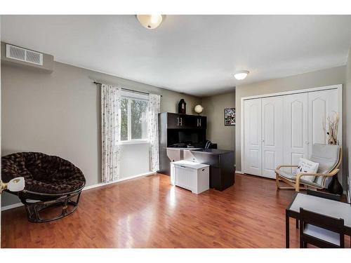 9-41124 Range Road 282, Rural Lacombe County, AB - Indoor Photo Showing Living Room