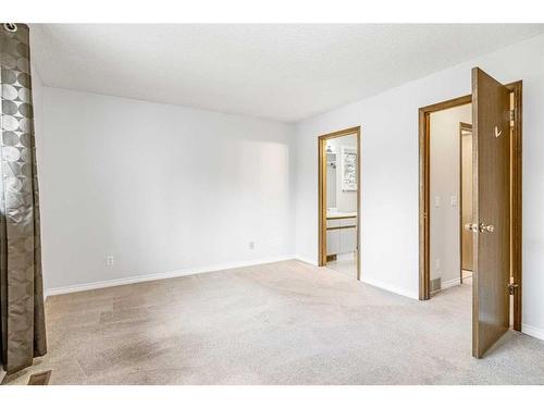 37 Shawinigan Drive Sw, Calgary, AB - Indoor Photo Showing Other Room