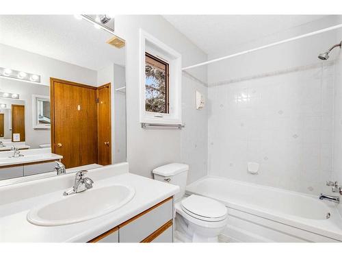 37 Shawinigan Drive Sw, Calgary, AB - Indoor Photo Showing Bathroom