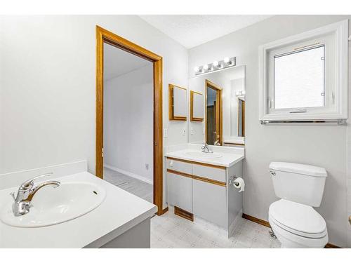 37 Shawinigan Drive Sw, Calgary, AB - Indoor Photo Showing Bathroom