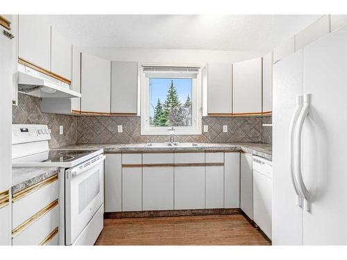 37 Shawinigan Drive Sw, Calgary, AB - Indoor Photo Showing Kitchen