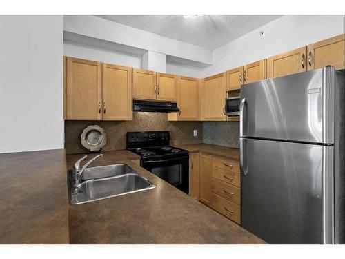 1411-5 Country Village Park Ne, Calgary, AB - Indoor Photo Showing Kitchen With Double Sink