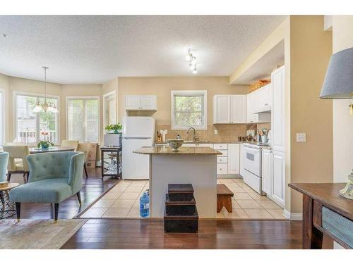 102-8 Prestwick Pond Terrace Se, Calgary, AB - Indoor Photo Showing Kitchen