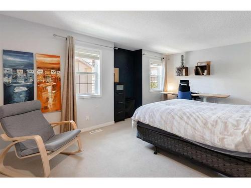 20-438 31 Avenue Nw, Calgary, AB - Indoor Photo Showing Bedroom