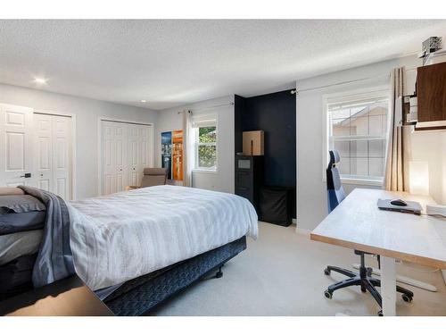 20-438 31 Avenue Nw, Calgary, AB - Indoor Photo Showing Bedroom