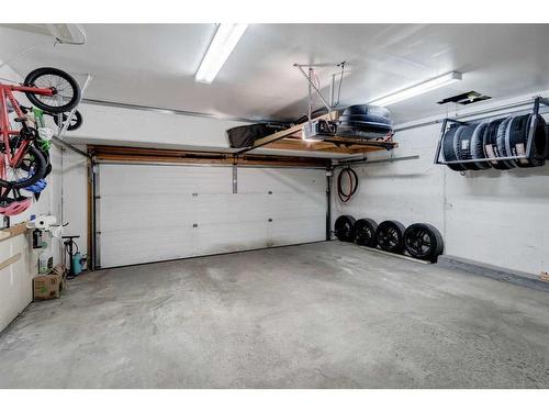 20-438 31 Avenue Nw, Calgary, AB - Indoor Photo Showing Garage