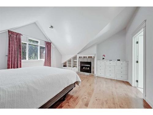 2410 7 Avenue Nw, Calgary, AB - Indoor Photo Showing Bedroom