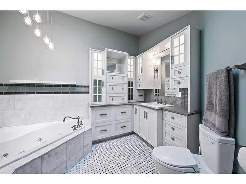 2410 7 Avenue Nw, Calgary, AB - Indoor Photo Showing Bathroom