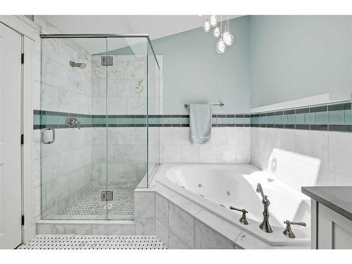 2410 7 Avenue Nw, Calgary, AB - Indoor Photo Showing Bathroom