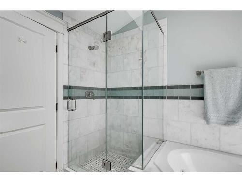 2410 7 Avenue Nw, Calgary, AB - Indoor Photo Showing Bathroom