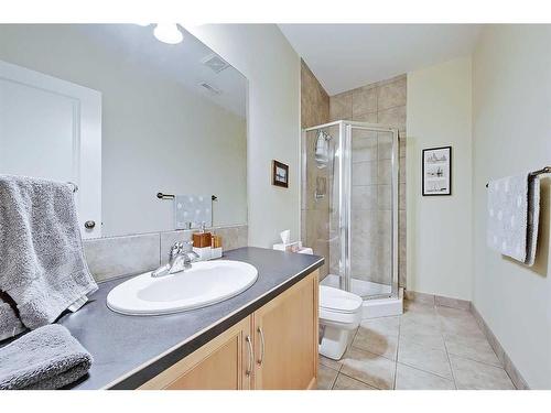 2410 7 Avenue Nw, Calgary, AB - Indoor Photo Showing Bathroom