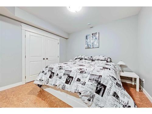 2410 7 Avenue Nw, Calgary, AB - Indoor Photo Showing Bedroom