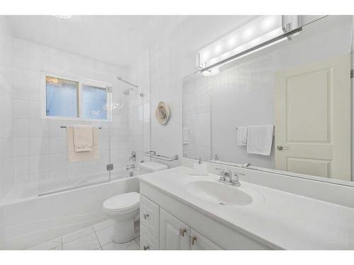 10540 Oakfield Drive Sw, Calgary, AB - Indoor Photo Showing Bathroom