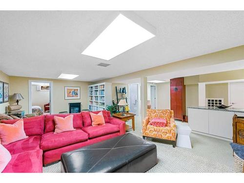 10540 Oakfield Drive Sw, Calgary, AB - Indoor Photo Showing Living Room