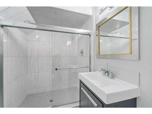10540 Oakfield Drive Sw, Calgary, AB - Indoor Photo Showing Bathroom
