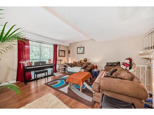 710-2200 Woodview Drive Sw, Calgary, AB - Indoor Photo Showing Living Room
