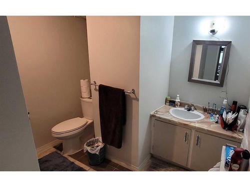4511 26 Avenue Se, Calgary, AB - Indoor Photo Showing Bathroom