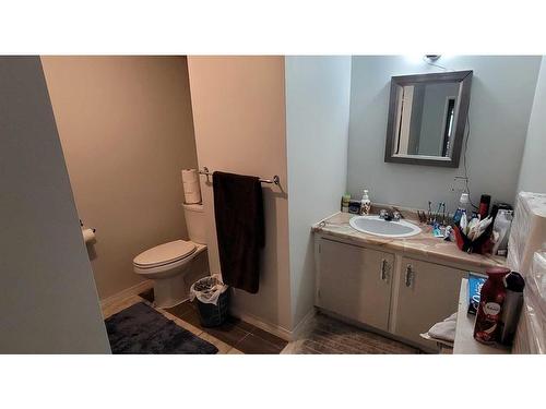 4511 26 Avenue Se, Calgary, AB - Indoor Photo Showing Bathroom