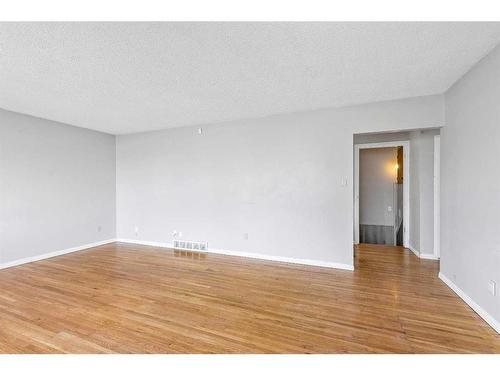 1515 43 Street Se, Calgary, AB - Indoor Photo Showing Other Room