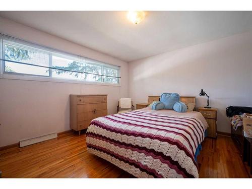 81 Malibou Road Sw, Calgary, AB - Indoor Photo Showing Bedroom