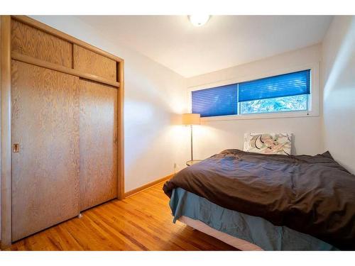 81 Malibou Road Sw, Calgary, AB - Indoor Photo Showing Bedroom