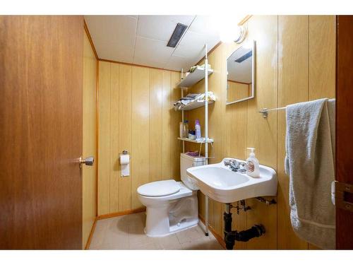 81 Malibou Road Sw, Calgary, AB - Indoor Photo Showing Bathroom