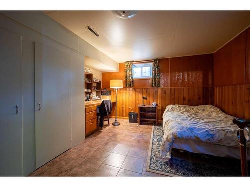 81 Malibou Road Sw, Calgary, AB - Indoor Photo Showing Bedroom