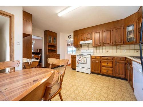 81 Malibou Road Sw, Calgary, AB - Indoor Photo Showing Kitchen