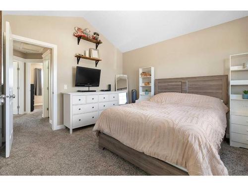 14 Ravenswynd Rise Se, Airdrie, AB - Indoor Photo Showing Bedroom