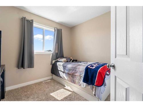14 Ravenswynd Rise Se, Airdrie, AB - Indoor Photo Showing Bedroom