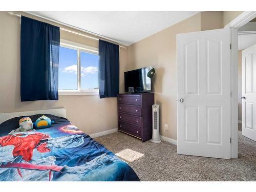 14 Ravenswynd Rise Se, Airdrie, AB - Indoor Photo Showing Bedroom