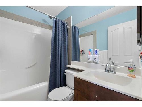 14 Ravenswynd Rise Se, Airdrie, AB - Indoor Photo Showing Bathroom