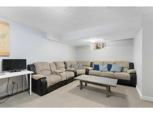 14 Ravenswynd Rise Se, Airdrie, AB - Indoor Photo Showing Living Room