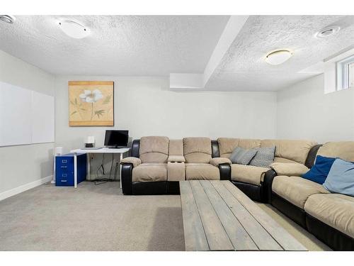 14 Ravenswynd Rise Se, Airdrie, AB - Indoor Photo Showing Living Room