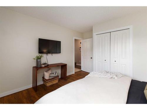 26 Waskatenau Crescent Sw, Calgary, AB - Indoor Photo Showing Bedroom