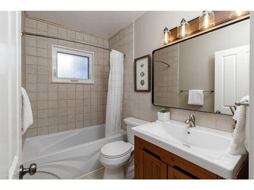 26 Waskatenau Crescent Sw, Calgary, AB - Indoor Photo Showing Bathroom