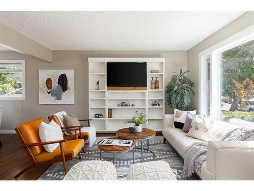 26 Waskatenau Crescent Sw, Calgary, AB - Indoor Photo Showing Living Room