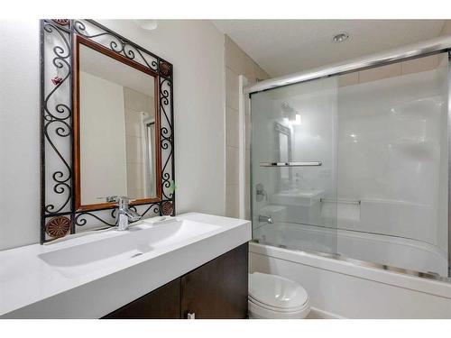 38 Westpark Crescent Sw, Calgary, AB - Indoor Photo Showing Bathroom