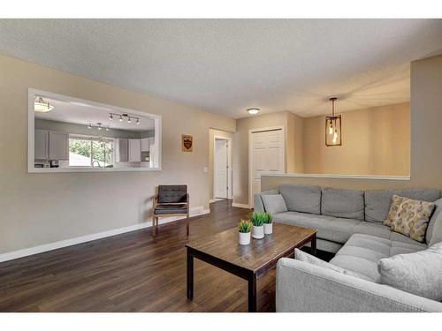 1715 66 Avenue Se, Calgary, AB - Indoor Photo Showing Living Room