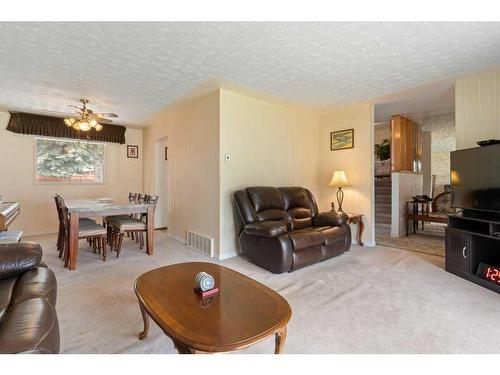 303 47 Street Se, Calgary, AB - Indoor Photo Showing Living Room