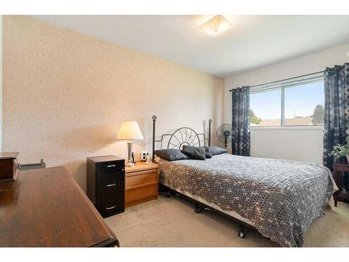 303 47 Street Se, Calgary, AB - Indoor Photo Showing Bedroom