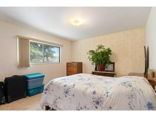 303 47 Street Se, Calgary, AB - Indoor Photo Showing Bedroom