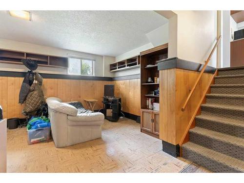 303 47 Street Se, Calgary, AB - Indoor Photo Showing Other Room