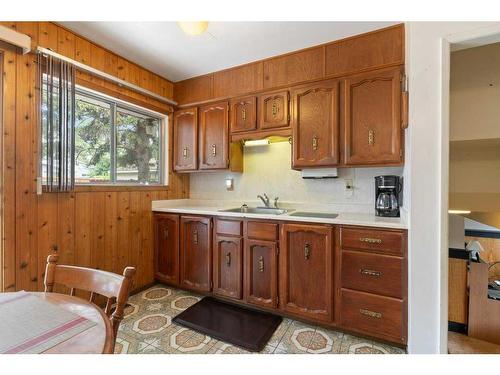 303 47 Street Se, Calgary, AB - Indoor Photo Showing Kitchen