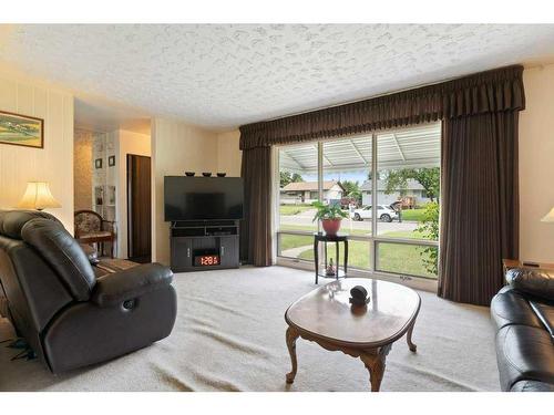 303 47 Street Se, Calgary, AB - Indoor Photo Showing Living Room