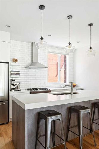 3016 Parkdale Boulevard Nw, Calgary, AB - Indoor Photo Showing Kitchen With Upgraded Kitchen