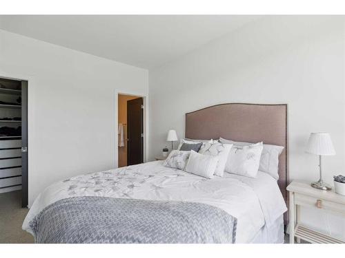 3016 Parkdale Boulevard Nw, Calgary, AB - Indoor Photo Showing Bedroom